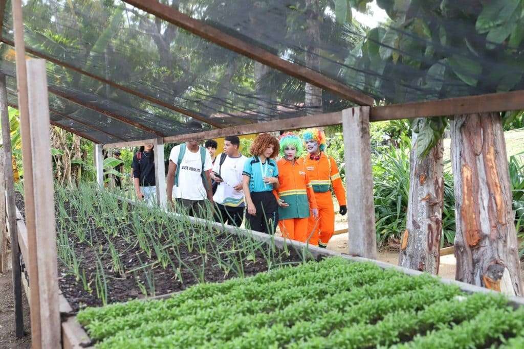 Professores e alunos da escola EETI do bairro Colônia Terra Nova visitam a sede da Semulsp