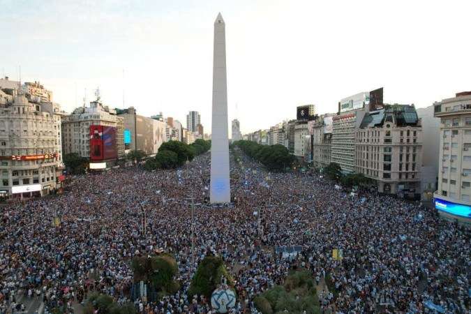Argentinos vão às ruas de Buenos Aires comemorar vaga na final da Copa