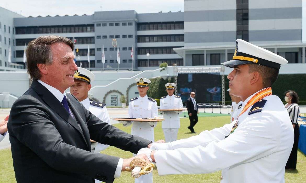 Bolsonaro participa de formatura de Guardas-Marinha no RJ