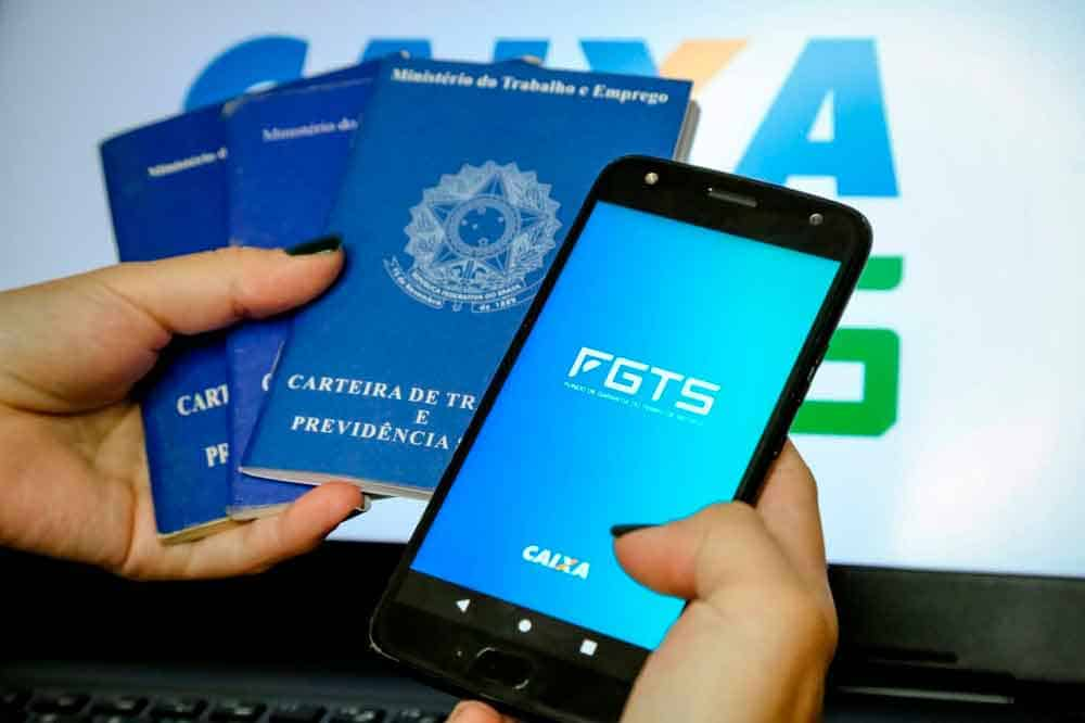 Condições • O valor de avaliação do imóvel deve ser de até R$ 1,5 milhão. • O trabalhador precisa ter três anos de trabalho sob o regime do FGTS, ininterruptos ou não. Lembrando que não é necessário estar com contrato de trabalho ativo. • Não pode possuir outro imóvel no município onde trabalha ou tem residência. • Não pode ter outro financiamento ativo no SFH (Sistema Financeiro de Habitação). Dúvidas Em caso de dúvida, os trabalhadores devem acessar os canais oficiais da Caixa, como o telefone 4004-0104, para capitais e regiões metropolitanas, ou o 0800 104 0104, para demais regiões.