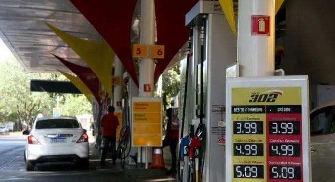 Preços dos combustíveis voltam a cair e gasolina fica abaixo de R$ 5 