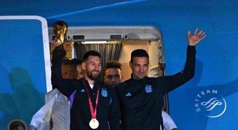 Em casa! Avião com seleção da Argentina chega a Buenos Aires