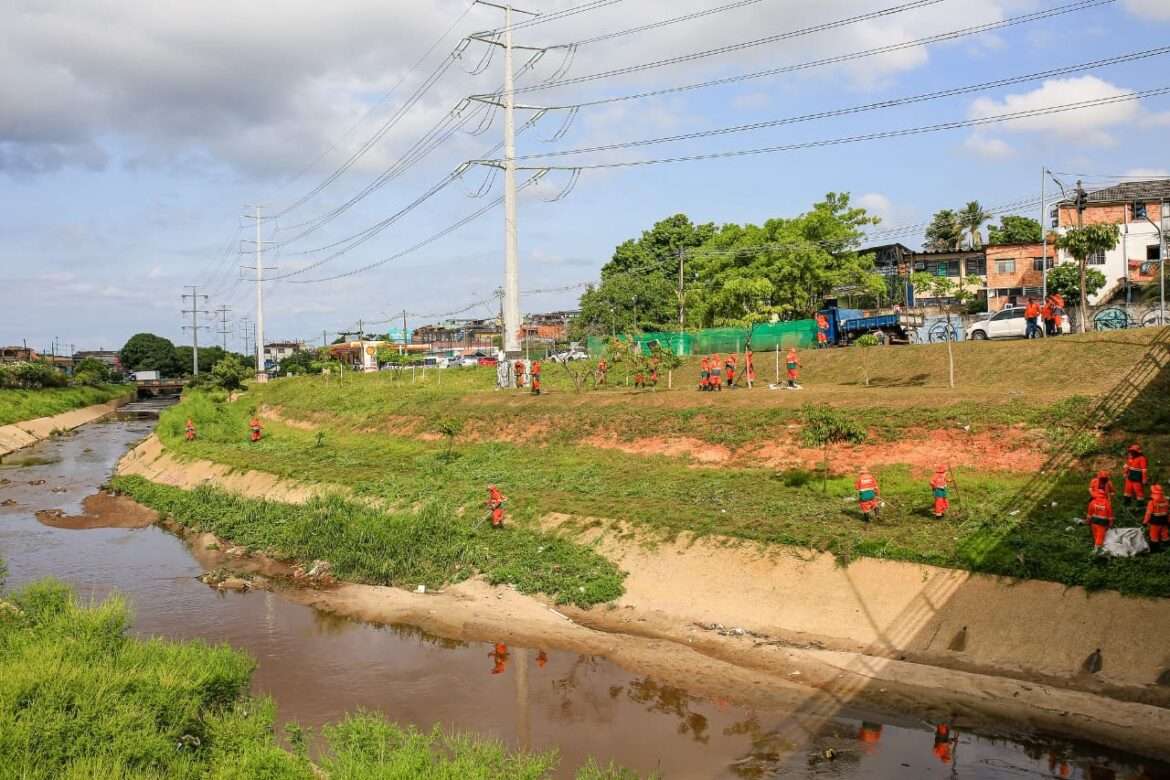 Igarapé do Franco recebeu uma grande ação de limpeza da Prefeitura de Manaus neste sábado