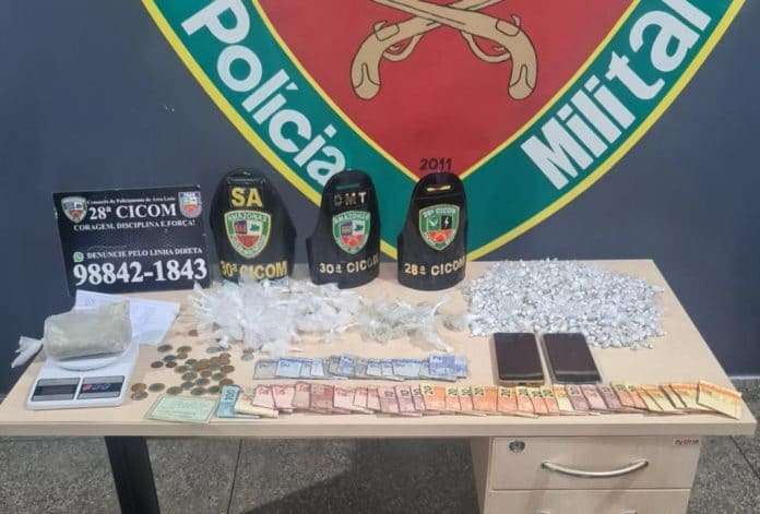 Dupla é presa com mais de 600 trouxinha de drogas na zona Leste