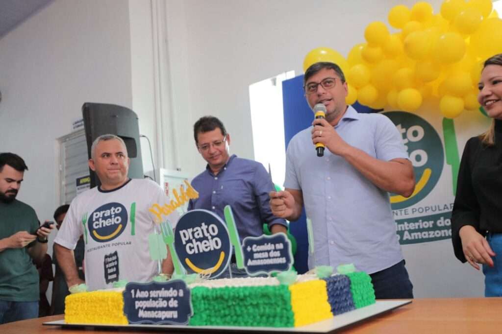 Com a população de Manacapuru, governador Wilson Lima celebra um ano do primeiro restaurante popular do interior