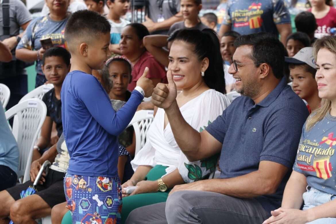 Moradores do bairro Colônia Terra Nova recebem “Natal Itinerante” do Governo do Estado