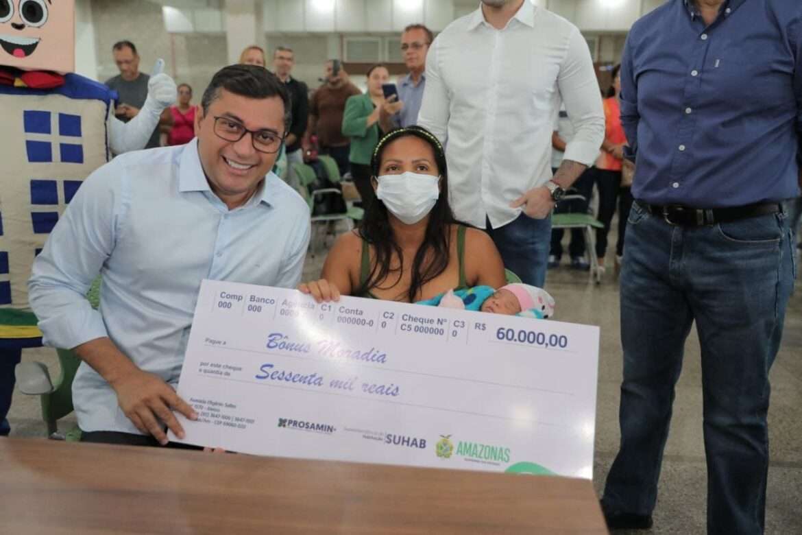 Wilson Lima realiza pagamentos de indenizações do Prosamin+ a famílias da Comunidade da Sharp