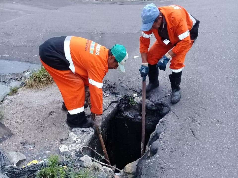 Prefeitura de Manaus realiza serviço emergencial de limpeza e desobstrução de galerias de águas pluviais