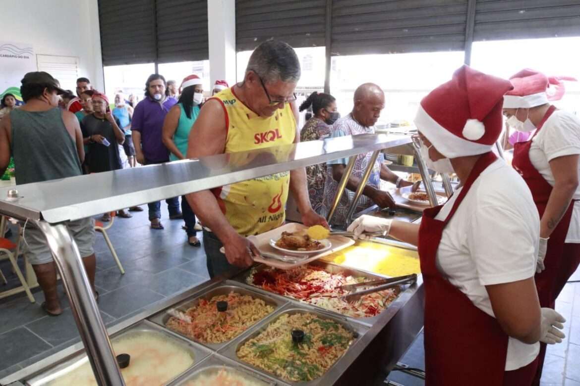 Unidades do Prato Cheio movimentam frequentadores com almoço na véspera de Natal