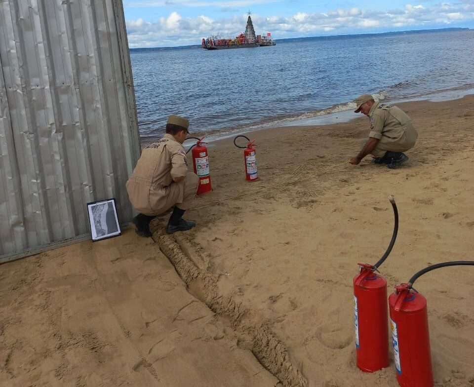 Corpo de Bombeiros realiza vistoria técnica nos fogos de artifício na praia da Ponta Negra