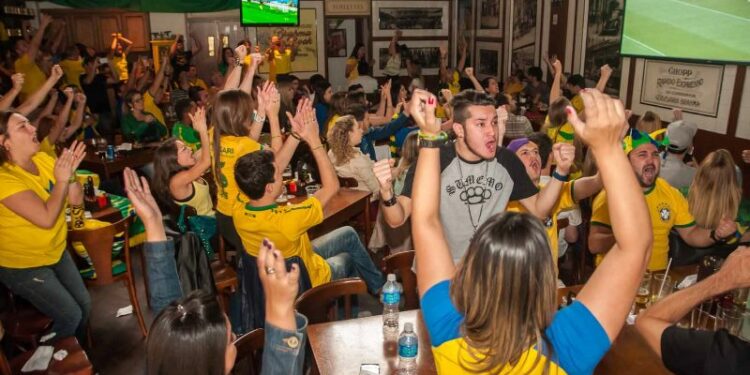 Copa e confraternizações aquecem setor de bares e restaurantes no Brasil