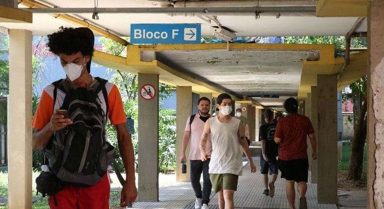 Sem comprovante de vacina, estudantes perderam vagas na USP e na Unicamp 