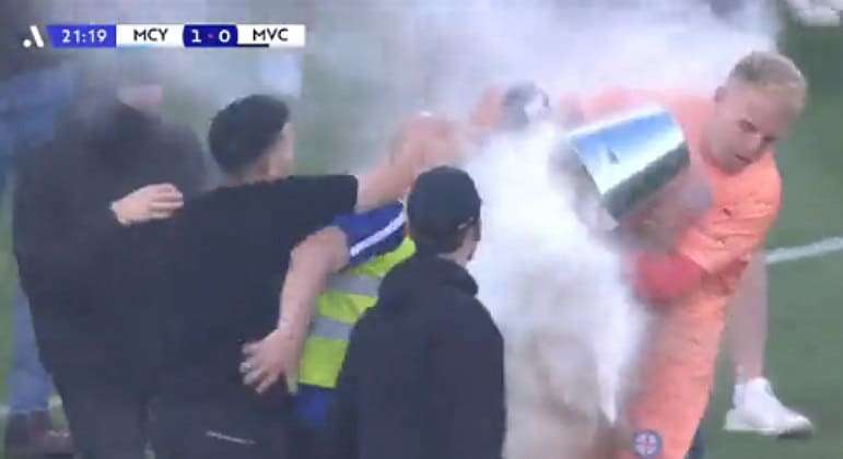 Torcida invade campo e agride goleiro com balde de metal na Austrália