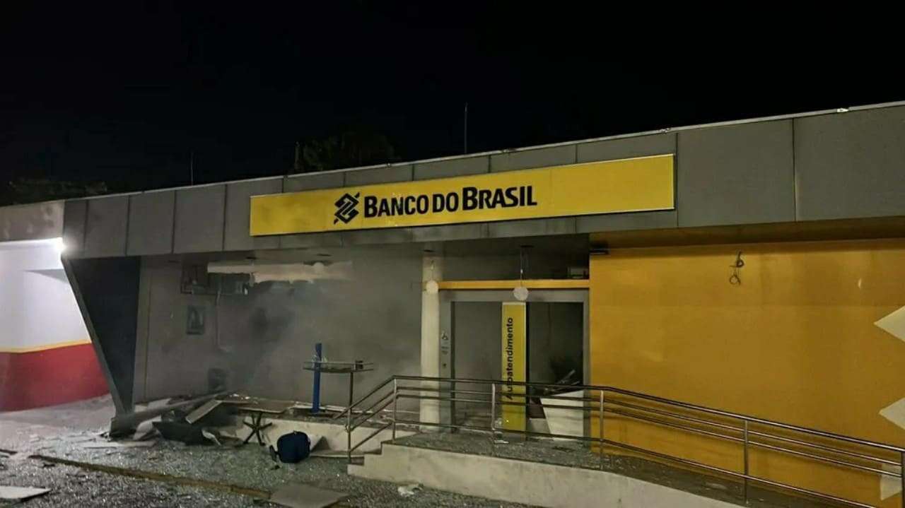 Criminosos explodem banco e atingem prefeitura no interior do Ceará