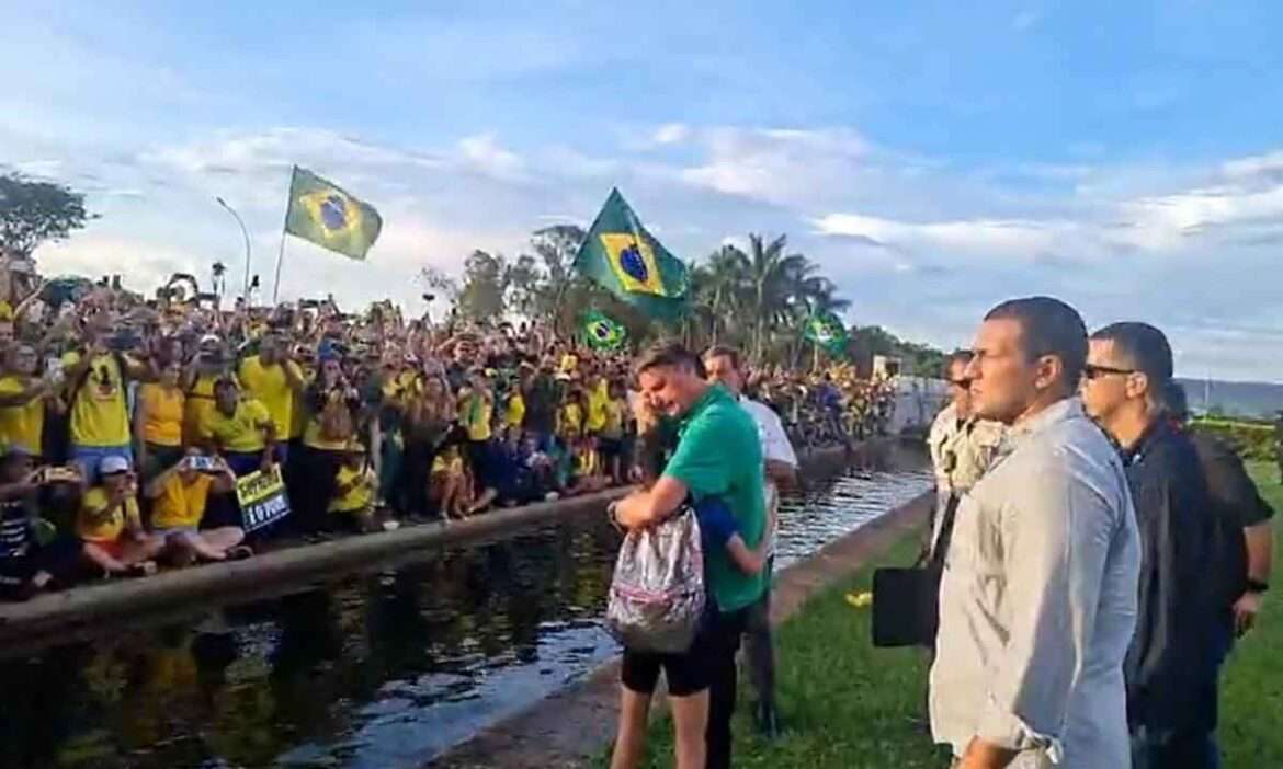 Bolsonaro chora ao abraçar criança em encontro com apoiadores