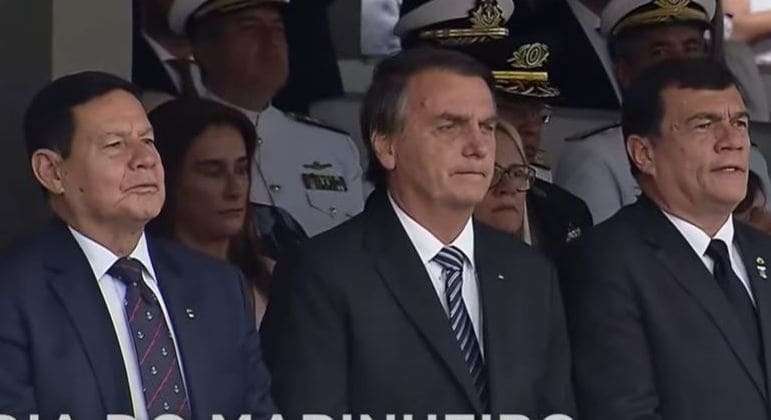 Bolsonaro participa de evento militar da Marinha 