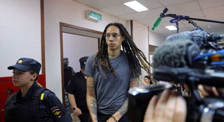 Brittney Griner é libertada de prisão russa após acusação de porte ilegal de substância com cannabis