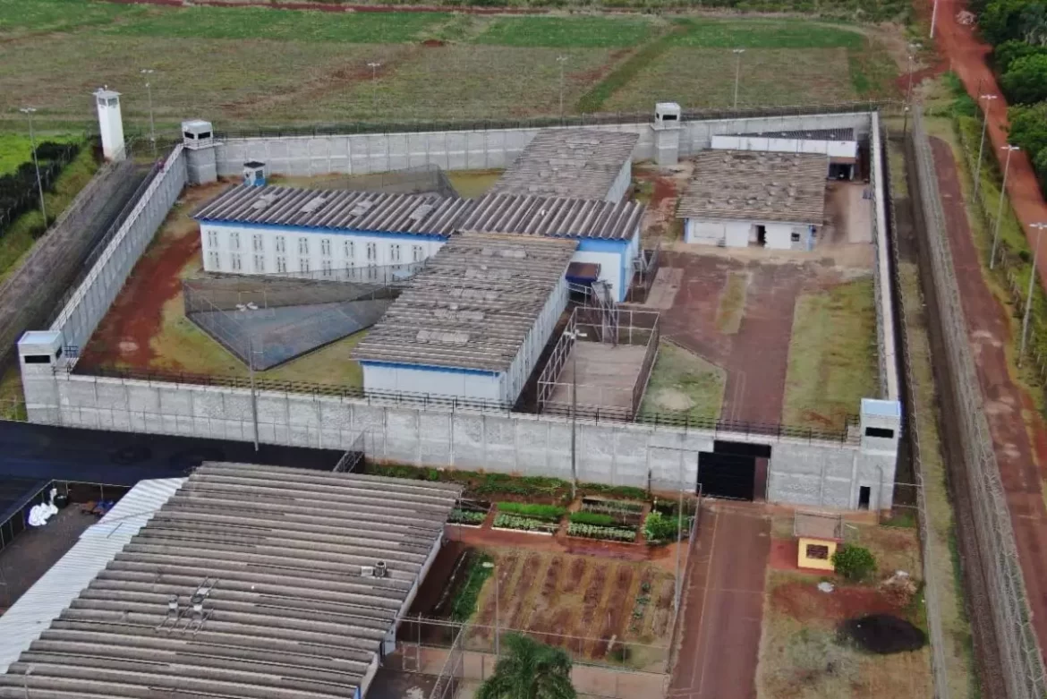 Um dia após inauguração de penitenciária de segurança máxima, preso foge do local