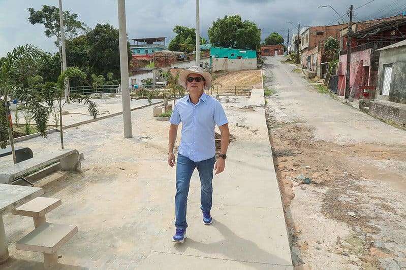 Prefeito David Almeida vistoria obra de contenção de erosão no bairro Cidade de Deus