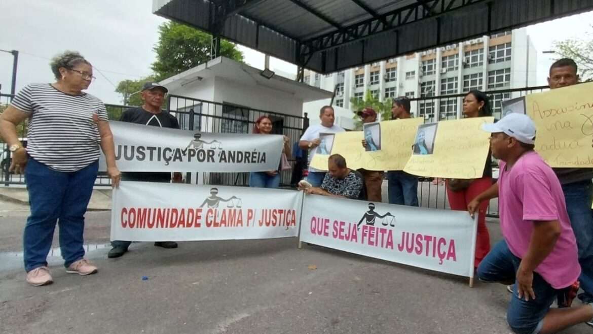 Amigos e familiares de Andreia Trindade protestam em frente ao fóram