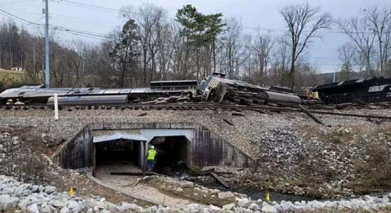 Trem descarrilha após atravessar caminhão que carregava viga de concreto