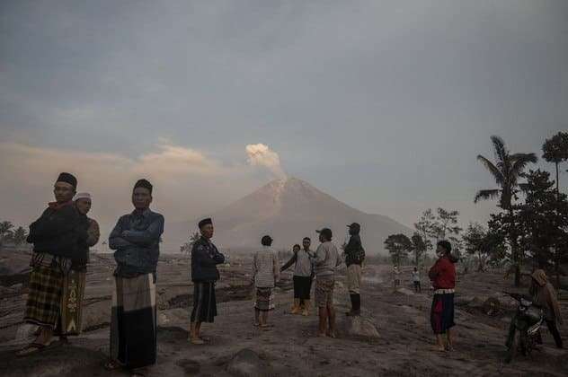 Quase 2.500 pessoas deixam suas casas após erupção de vulcão Semeru na Indonésia