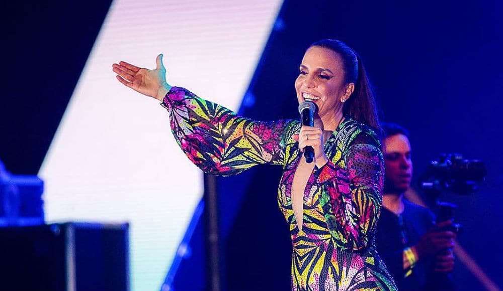 Ivete Sangalo desce do palco, abraça fã cadeirante e emociona.