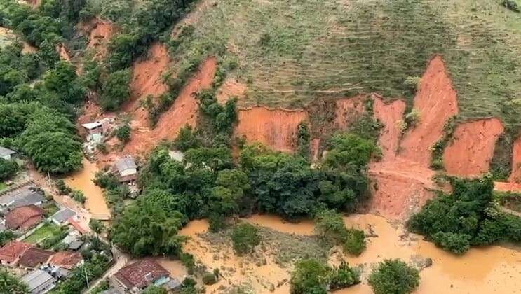 Imagens mostram destruição após deslizamento que causou mortes em Antônio Dias (MG)