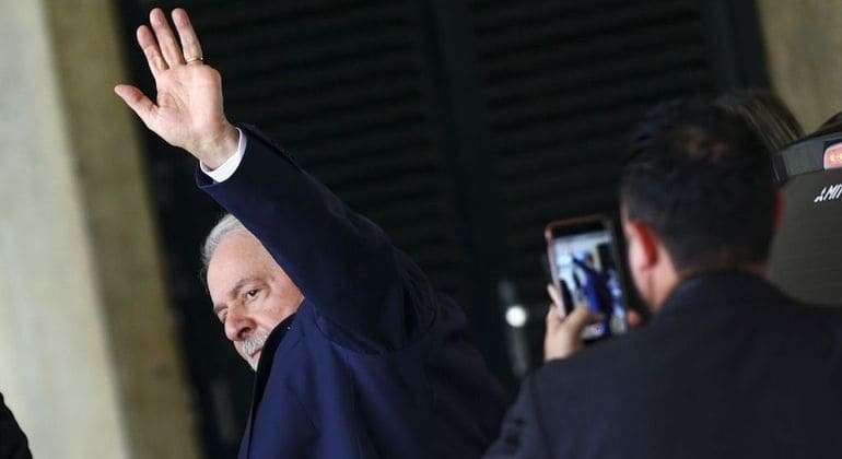 Lula chega a Brasília neste domingo após novo exame na laringe em SP