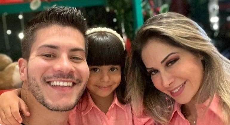 Maíra Cardi se pronuncia após passar o Natal com Arthur Aguiar: 'Não existe ex quando existe filho'