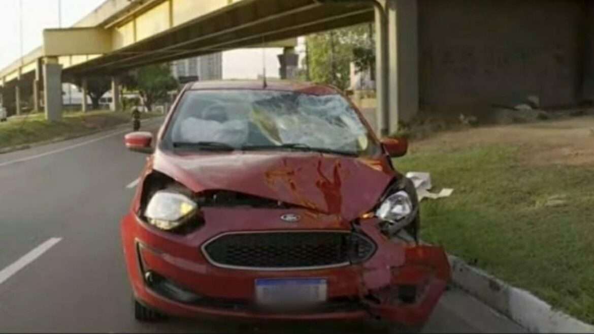 Casal em moto colide em carro e mulher morre na avenida Djalma Batista