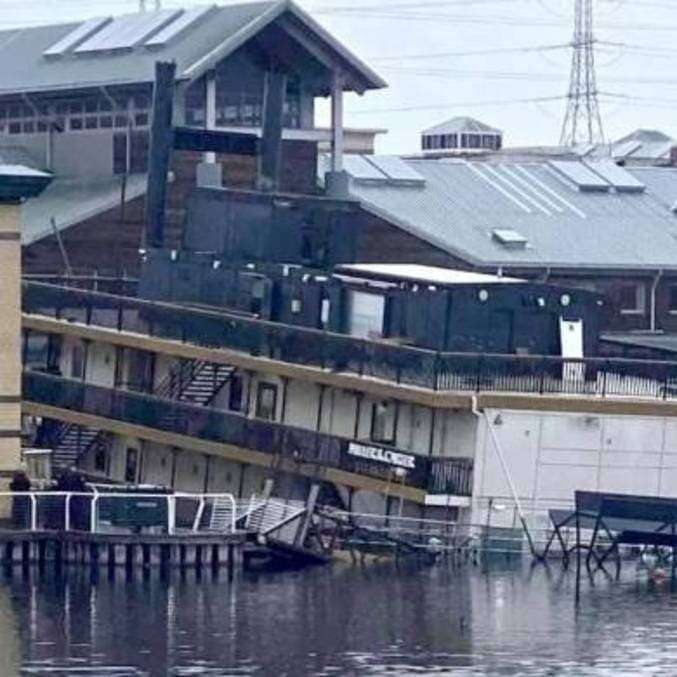 Titanic 2? Restaurante flutuante começa a afundar completamente na água