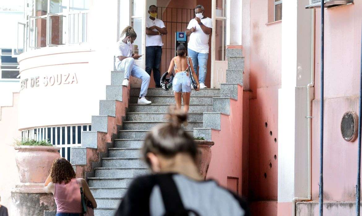 Edital concede bolsa e recursos para pesquisadores negros e indígenas