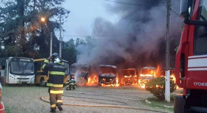 Oito ônibus são incendiados após invasão a complexo hospitalar na Grande SP