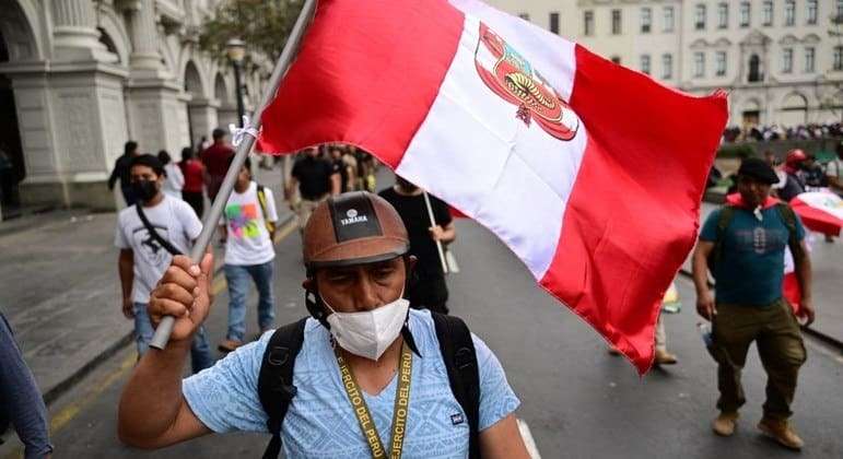 Justiça do Peru prorroga prisão de Castillo e número de mortos em protestos sobe para 15