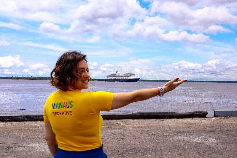 O holandês M/S Volendam atraca no porto de Manaus com mais de 2 mil turistas 