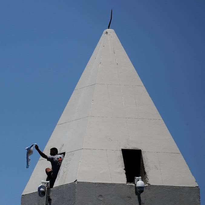 Festa na Argentina tem invasão ao Obelisco, prisões e torcedores feridos