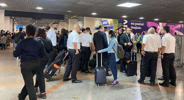 Pilotos e comissários de bordo entram em greve e já provocam atrasos de voos