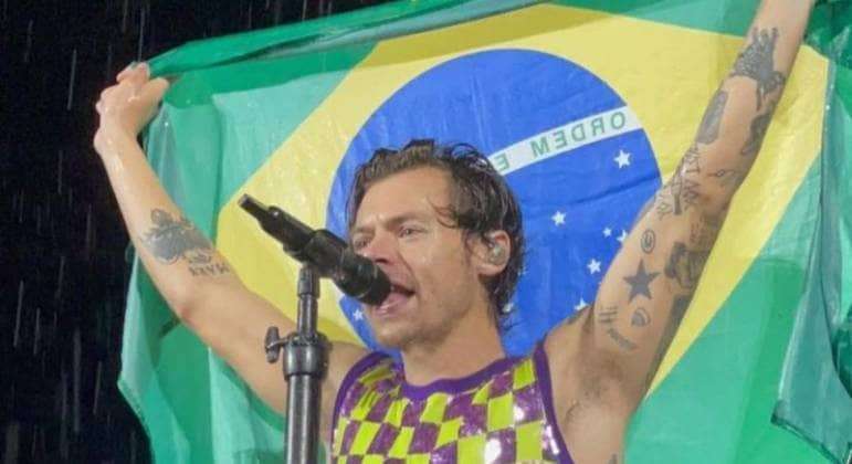 Embaixo de chuva, Harry Styles emociona estádio cheio de fãs com show eletrizante