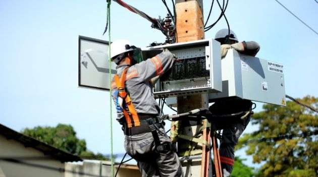 Justiça Federal volta a suspender instalação de ‘medidores aéreos’ de energia no Amazonas