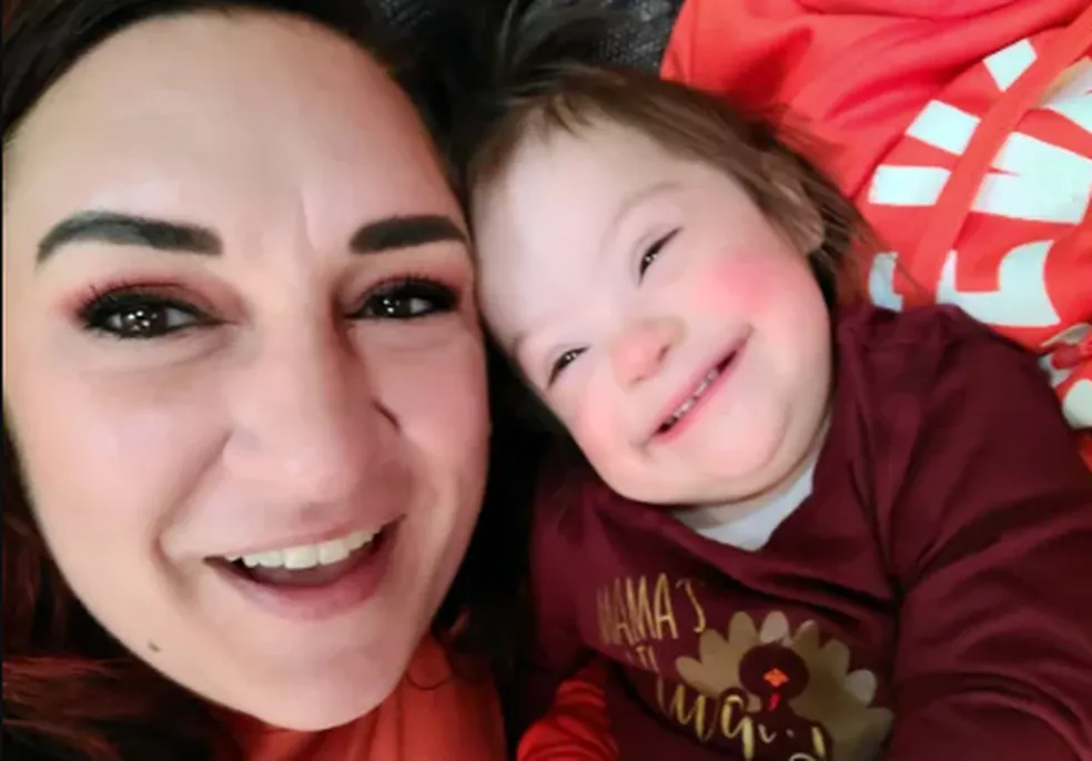 Mãe solo tem bebê com Down aos 40 e agradece: “Só sorrisos e alegria”