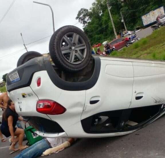 Motorista de aplicativo capota carro na Avenida das Flores