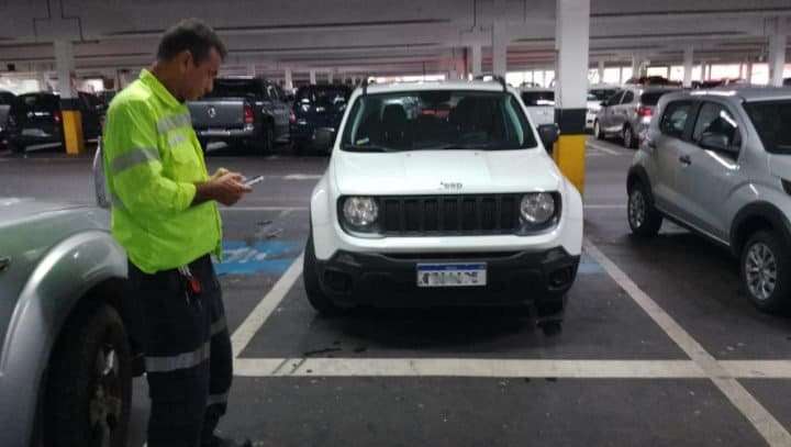 Prefeitura realiza fiscalização em shopping center para garantir uso correto de vagas especiais