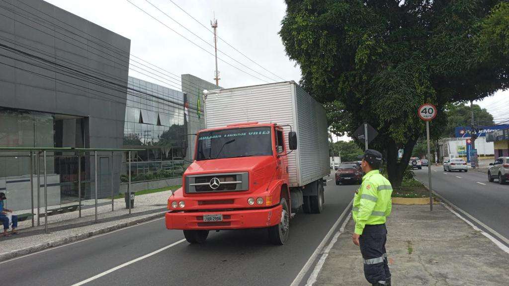 Prefeitura de Manaus fiscaliza caminhões na avenida Ephigênio Sales