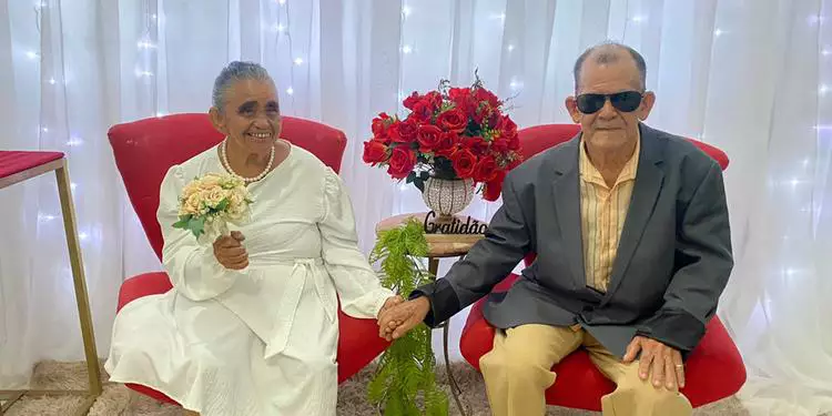 Casal realiza sonho do casamento após 50 anos de união