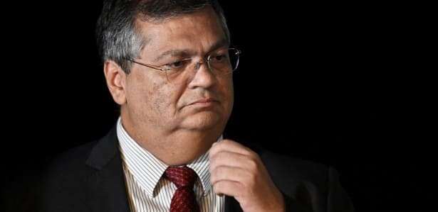 Dino manda investigar ex-governo Bolsonaro por genocídio e omissão de socorro