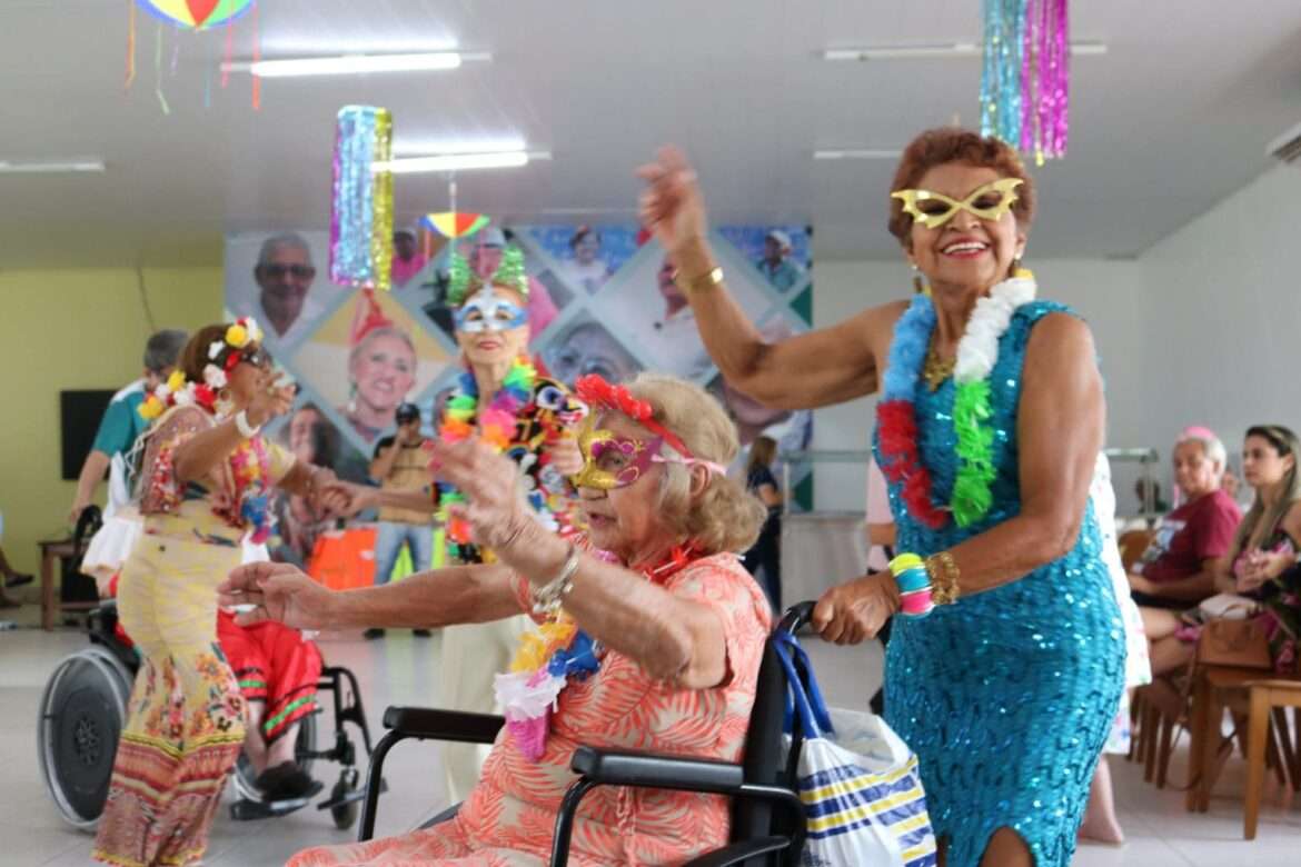 Idosos da Fundação Doutor Thomas entram na folia com bloquinho de carnaval