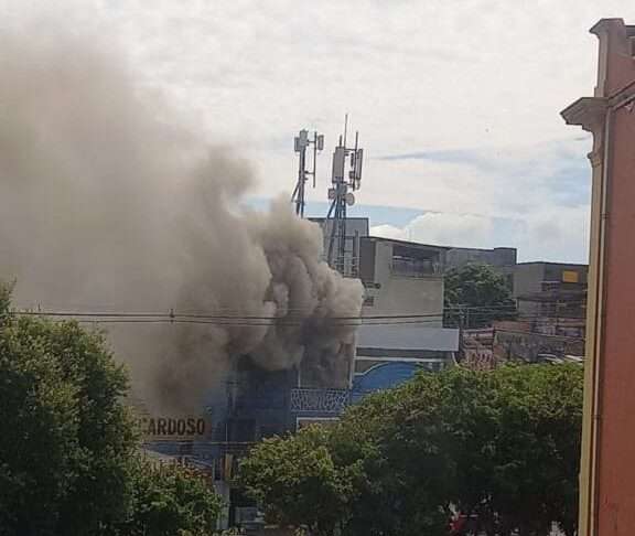 Incêndio atinge prédio no Centro de Manaus