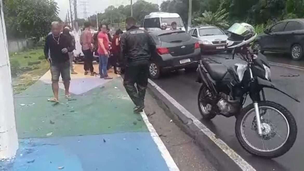 Acidente gravíssimos deixa dois motociclista feridos no bairro Colônia Antônio Aleixo