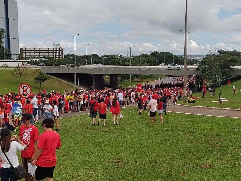 Público começa a chegar à Esplanada dos Ministérios para posse presidencial